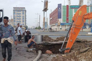 مؤسسة مياه عدن تواصل إصلاح كسر بالخط الرئيسي في المنصورة