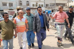 مدير عام المنصورة يتفقد مستوى إنجاز العمل في مشاريع الرصف الحجري بالمديرية