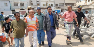 مدير عام المنصورة يتفقد مستوى إنجاز العمل في مشاريع الرصف الحجري بالمديرية