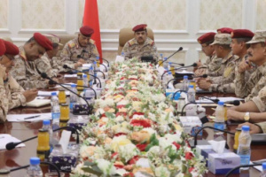 الفريق الداعري يترأس اجتماعا لقيادات وزارة الدفاع في العاصمة عدن 