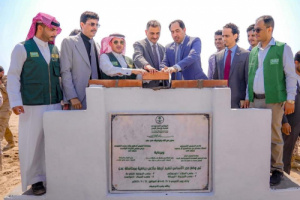 لملس والبكري يضعان حجر الأساس لمشاريع تعشيب وإنارة أربعة أندية رياضية بالعاصمة عدن