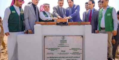 لملس والبكري يضعان حجر الأساس لمشاريع تعشيب وإنارة أربعة أندية رياضية بالعاصمة عدن