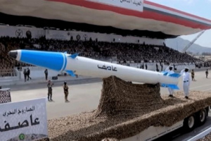 تقرير جديد يفضح الاستعراض الحوثي للاسلحة بميدان السبعين