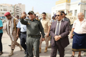 محافظ حضرموت يتفقد إزالة المظاهر المشوهة ويشدد على تحسين الوضع في وسط المدينة