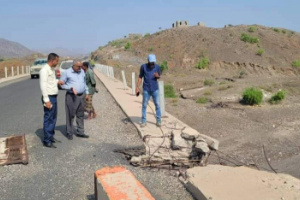 لحج .. فريق هندسي من صندوق الطرق يتفقد الصيانة الطارئة لطريق المسيمير