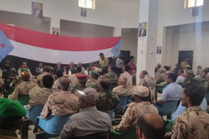 فريق هيئة الرئاسة يعقد اجتماع موسع مع القيادة العسكرية في سقطرى