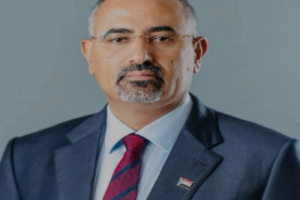 الرئيس الزُبيدي يطمئن على اللواء باعش ومصابي الهجوم الإرهابي