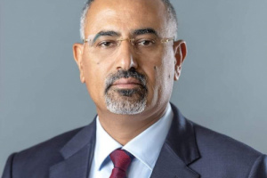 الرئيس الزُبيدي يُعزَّي أركان اللواء الأول مشاة بوفاة شقيقه