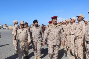 وزير الدفاع يشيد بالجاهزية واللياقة البدنية لطلاب الكلية الحربية في العاصمة عدن