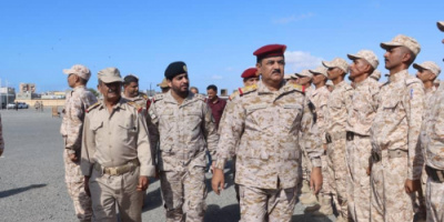 وزير الدفاع يشيد بالجاهزية واللياقة البدنية لطلاب الكلية الحربية في العاصمة عدن