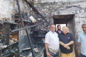 مدير عام الصحة بعدن يتفقد أحوال أسرة عبدالحميد خدابخش الذي تعرض منزله للحريق في حي الزيتون بالقلوعة 