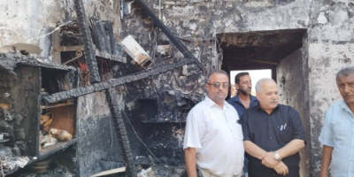 مدير عام الصحة بعدن يتفقد أحوال أسرة عبدالحميد خدابخش الذي تعرض منزله للحريق في حي الزيتون بالقلوعة 