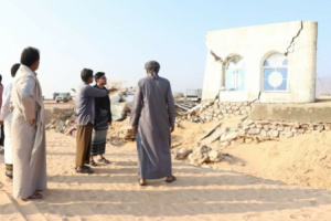رئيس انتقالي المهرة يتفقد الأضرار الناجمة عن إعصار تيج في مديرية حصوين