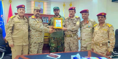 قائد  كتيبة النخبة يُكرم نائب رئيس هيئة الأركان العامة اللواء الركن احمد البصر 