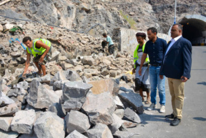 مدير التواهي يتفقد مشروع بناء الجدار الساند بمنطقة جولدمور 