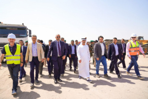 الرئيس الزُبيدي يطّلع بمعية الزعابي على مستوى الإنجاز بمحطة الطاقة الشمسية بالعاصمة عدن