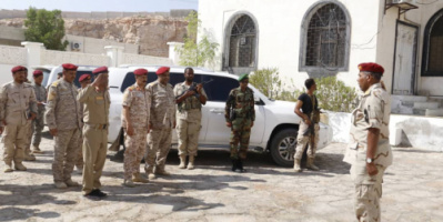 اللواء بارجاش ونائب رئيس هيئة العمليات بوزارة الدفاع يزوران المستشفى العسكري