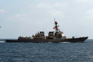 مسؤولان أميركيان: الحوثي حاول استهداف المدمرة  "يو إس إس ميسون" بصاروخين باليستيين عقب إفشال محاولته اختطاف سفينة 