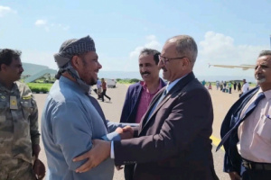 المحافظ الثقلي يستقبل أمين عام المجلس الانتقالي بمطار سقطرى الدولي