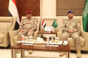 وزير الدفاع ورئيس الأركان السعودي يناقشان مستجدات الاوضاع العسكرية والميدانية