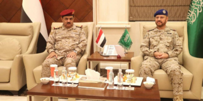 وزير الدفاع ورئيس الأركان السعودي يناقشان مستجدات الاوضاع العسكرية والميدانية