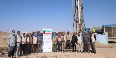 وفد كويتي يتفقد مشروع حفر 4 ابار ارتوازية في حقل الشبكة بمدينة عتق 