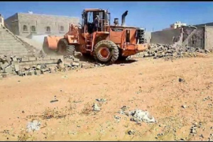 إزالة مواقع بسط عشوائي على مرافق خدمية في عتق