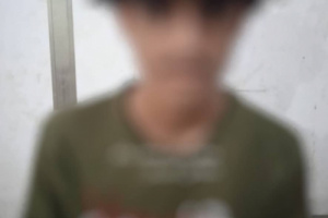 حزام عدن يلقي القبض على مروج مخدرات ومتعاطي في مديرية الشيخ عثمان