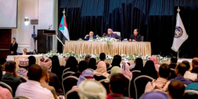الرئيس الزُبيدي يحيي الحضور اللافت لأبناء حضرموت في إنجاح الاجتماع التأسيسي لمجلس العموم
