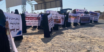 مظاهرة نسائية في المهرة تندد بالفساد وتطالب بتوفير الخدمات الأساسية وتحسين الأوضاع المعيشية