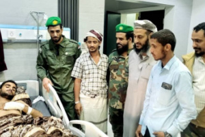 قيادات الحزام الأمني تطمئن على صحة الجريح حمزة وضاح في إحدى مستشفيات العاصمة عدن