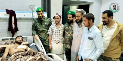 قيادات الحزام الأمني تطمئن على صحة الجريح حمزة وضاح في إحدى مستشفيات العاصمة عدن