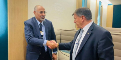 الرئيس الزُبيدي والسيناتور راوندز يبحثان تداعيات تصعيد الحوثي