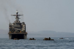 الجيش الأمريكي يعلن وفاة جنديين من القوات الخاصة فقدا خلال التصدي لقارب أسلحة للحوثي