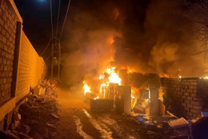 قصف صاروخي حوثي يستهدف مدينة بيحان، ويتسبب باحتراق محل تجاري