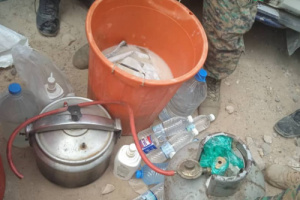 قوات الحزام الأمني تضبط مصنع محلي لصناعة الخمور بالضالع