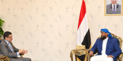 المحرمي يناقش مع بن مبارك خطة الحكومة لتحسين الأوضاع الخدمية