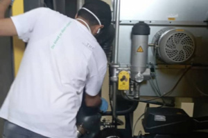 بدأ أعمال الصيانة الدورية لمحطة مصنع الأوكسجين في مستشفى الصداقة بعدن