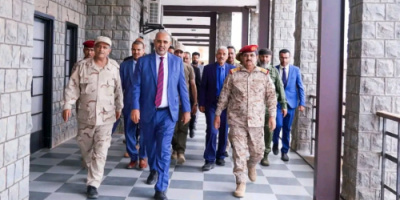الرئيس الزُبيدي يتفقد سير العملية التعليمية في الأكاديمية العسكرية العُليا