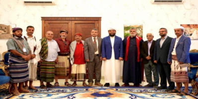 النائب ابو زرعة المحرّمي يلتقي مشائخ مكاتب يافع العشرة
