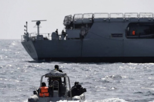 بريطانيا تعلن إرسال سفينة حربية لحماية حركة الشحن في البحر الأحمر