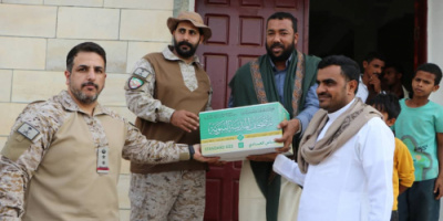 بمناسبة الشهر الفضيل السقطري والأحمري يوزعان كمية من التمور والمصاحف على عددا من المساجد في سقطرى