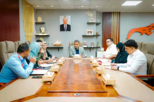 محافظ العاصمة عدن يبحث أوجه التعاون المشترك مع منظمة "يمن آيد"