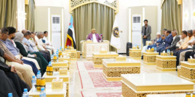 الرئيس الزُبيدي: آثار مدمرة للتصعيد الحوثي على الموانئ