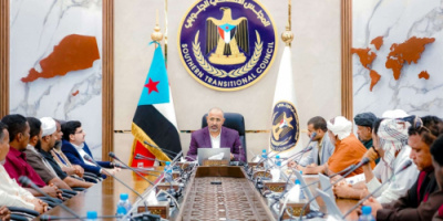 الرئيس الزُبيدي يلتقي عدداً من أعضاء الهيئتين التنفيذيتين بمديريتي الغيظة وسيحوت بمحافظة المهرة