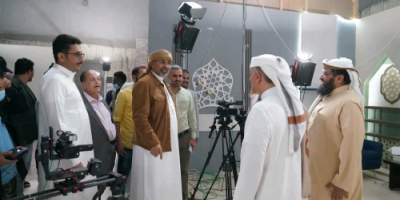الرئيس الزُبيدي يتفقد سير العمل بقطاع الإذاعة والتلفزيون