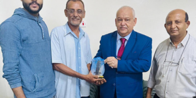 وزير الخدمة المدنية يكرم الأستاذ المعتدى عليه