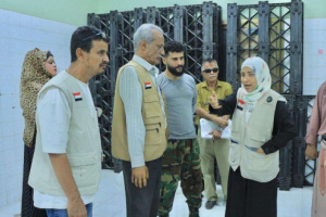 المحامية نيران سوقي تتفقد مراكز توزيع السلال الغذائية في العاصمة عدن 