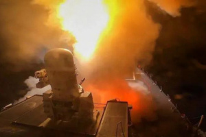 البحرية الأمريكية تعلن تدمير 7 صواريخ و3 مسيرات حوثية 