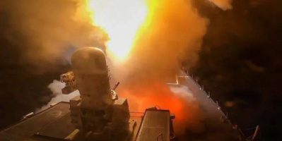 البحرية الأمريكية تعلن تدمير 7 صواريخ و3 مسيرات حوثية 